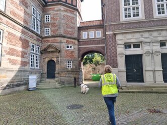 Team trailt auf dem Innenhof von Schloss Landestrost