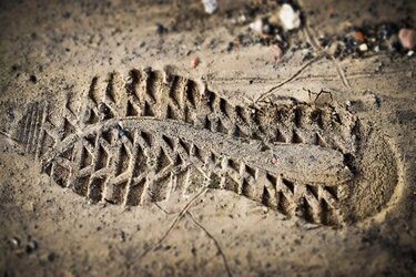 exemplarisches Foto: Schuhabdruck im Sand