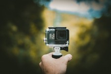 GoPro Action Kamera in einer Hand